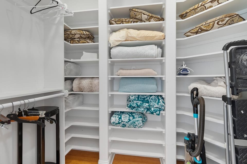 King Closet
 CS 6-13-25