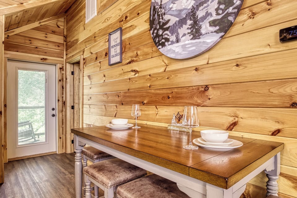 Pigeon Forge Vacation Rental "Mountain Memories" - Dining area