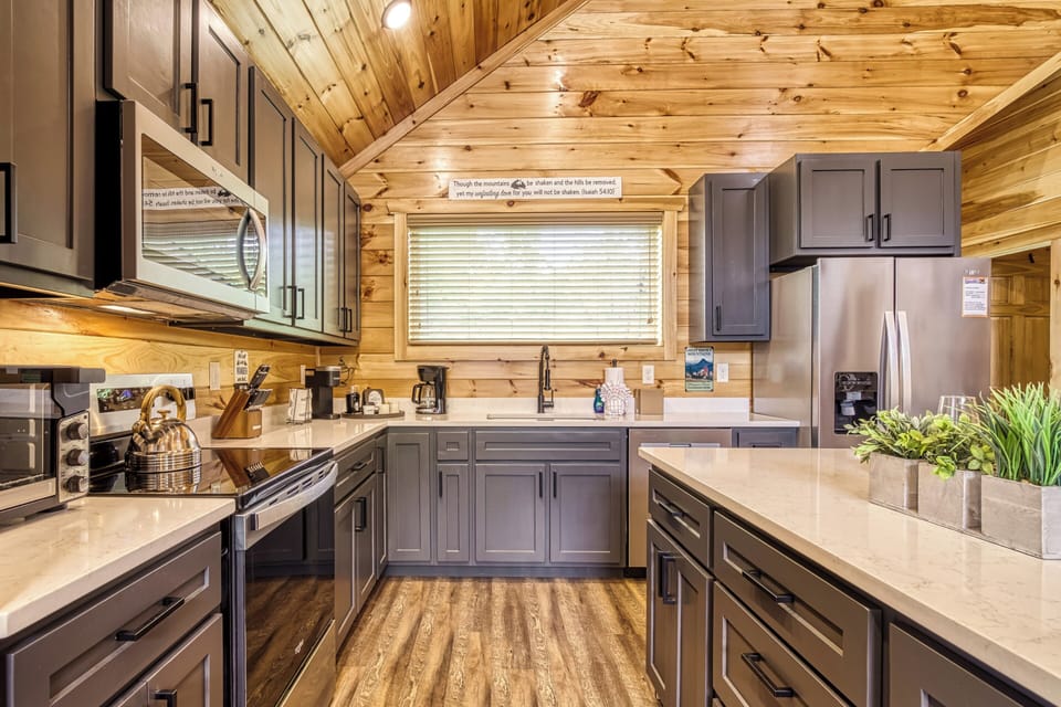 Cabin in Pigeon Forge "Mountain Memories" - Fully furnished kitchen with granite countertops and stainless steel appliances