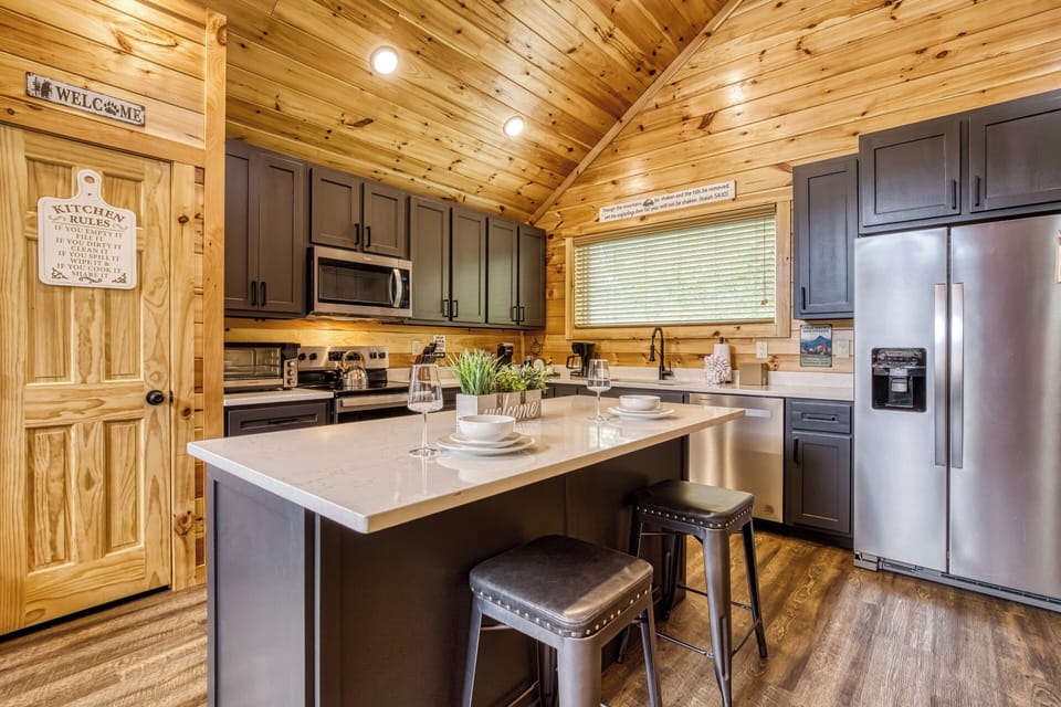 Cabin in the Smokies "Mountain Memories" - Kitchen island and fully furnished kitchen