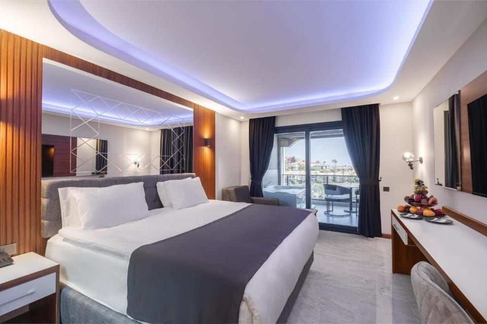 Royal Suite With Jacuzzi | Minibar, soundproofing, free WiFi, bed sheets
