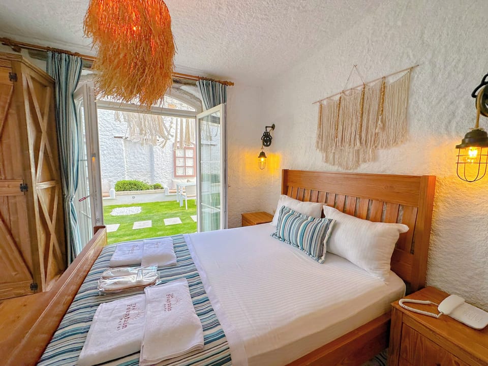 Deluxe Room, Garden View | Iron/ironing board, free WiFi