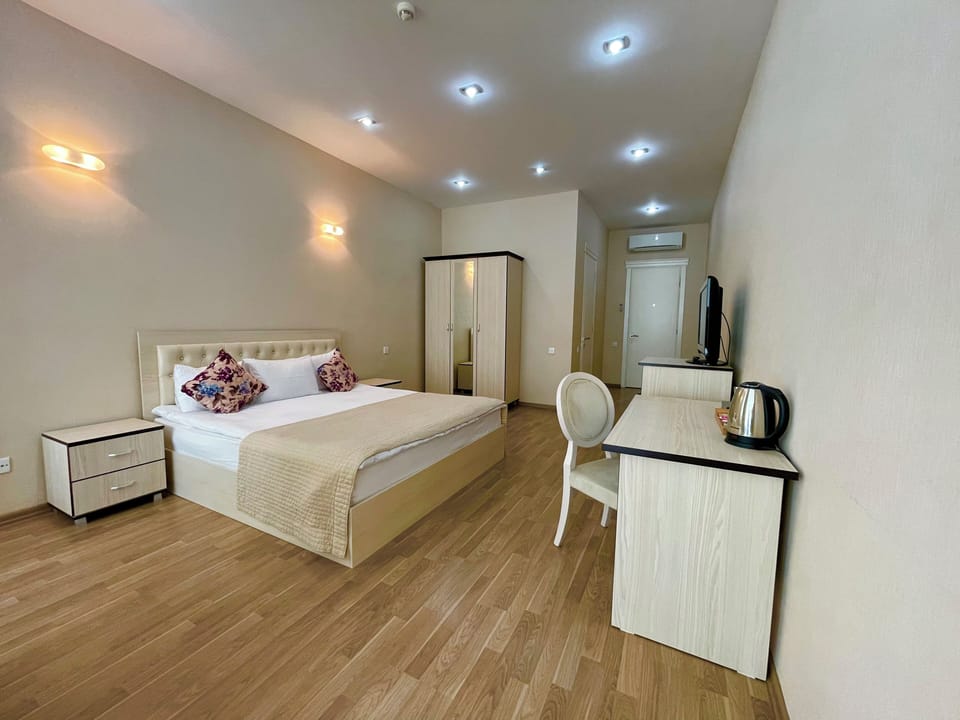 Standard Double Room, Garden View | In-room safe, blackout drapes, soundproofing