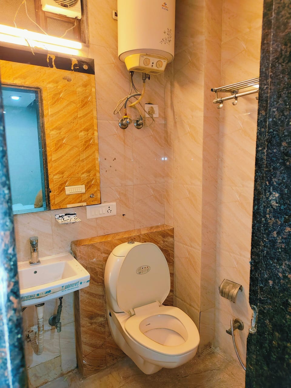 Classic Double Room | Bathroom | Shower, towels, toilet paper