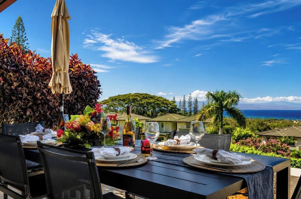 Gorgeous ocean views and Hawaiian breezes from your private lanai.  KGV-24P7