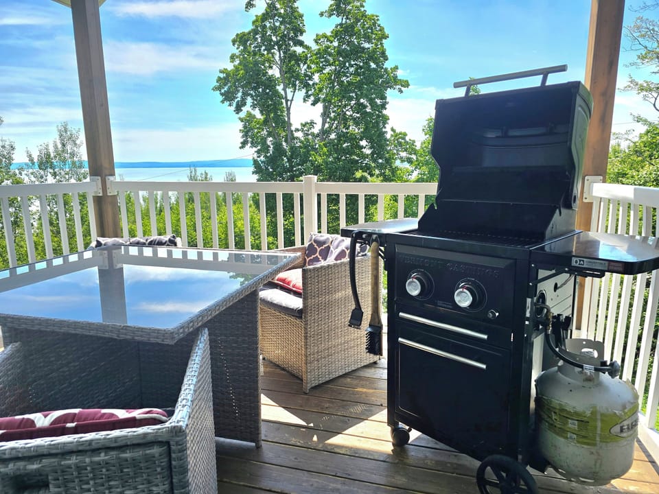 Barbecue sur balcon extérieur.