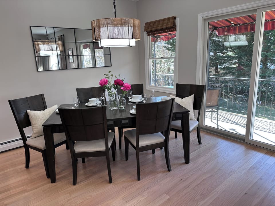 This table is expandable to add 2 more place settings