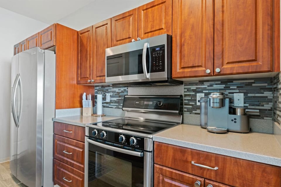 From morning smoothies to evening feasts, this space brings flavor and function together effortlessly.