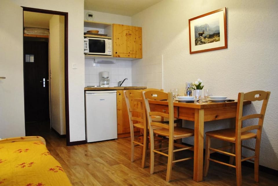 Studio | Private kitchenette | Fridge, microwave, stovetop