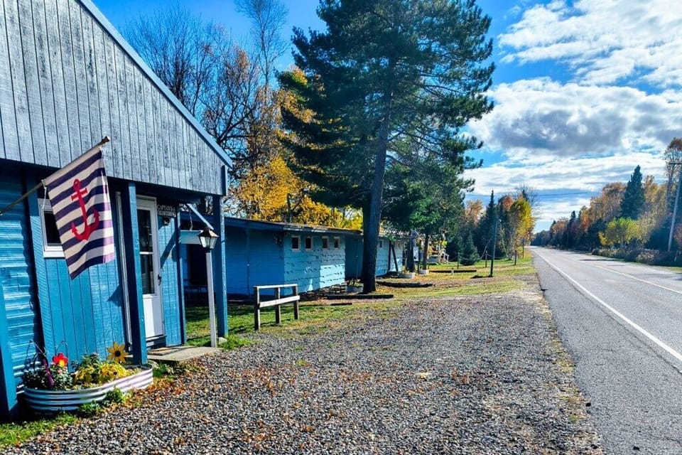 Paradise on lake superior Studio with two queen beds front entrance close to road