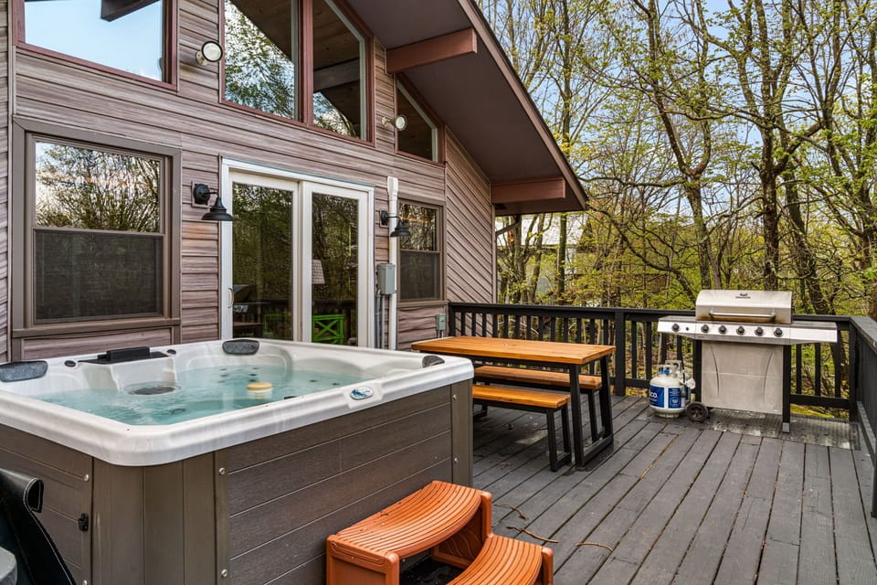Relax in the hot tub with peaceful woodland views.