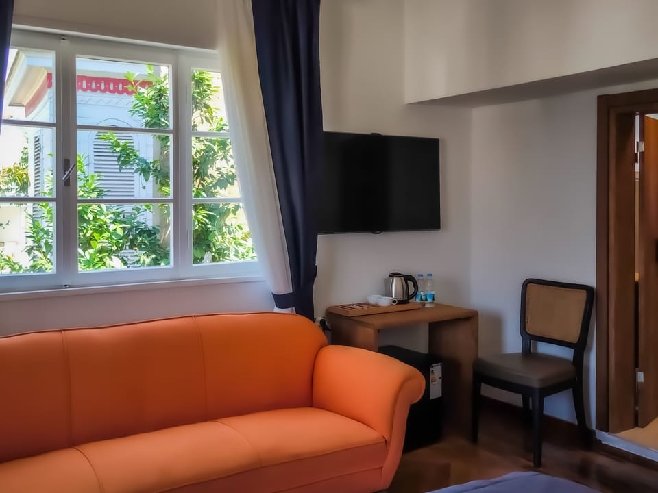 Deluxe Double Room, Sea View | Minibar (some free items), in-room safe, laptop workspace