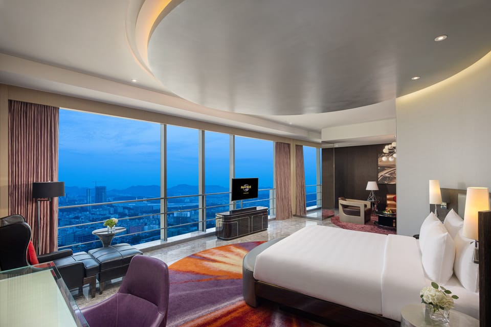 Studio Suite, 1 King Bed | In-room safe, individually decorated, desk, laptop workspace