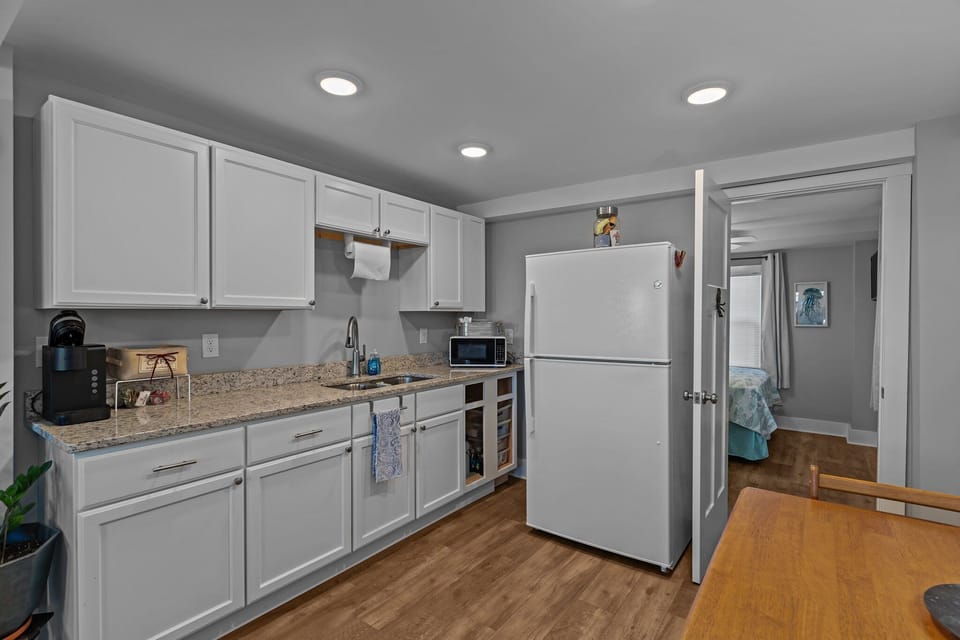Kitchen with kurieg and granite countertops.