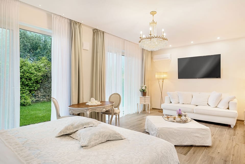 Luxury Studio Suite, Annex Building (Via di murlo, 10/E) | Living area | Flat-screen TV