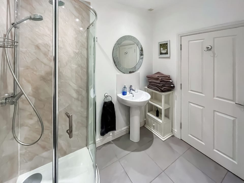 Bathroom | Jasmine Cottage, Montrose