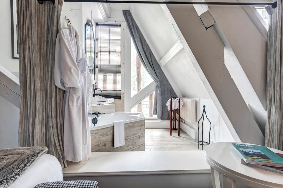 Deluxe Double Room | Bathroom | Separate tub and shower, rainfall showerhead, free toiletries