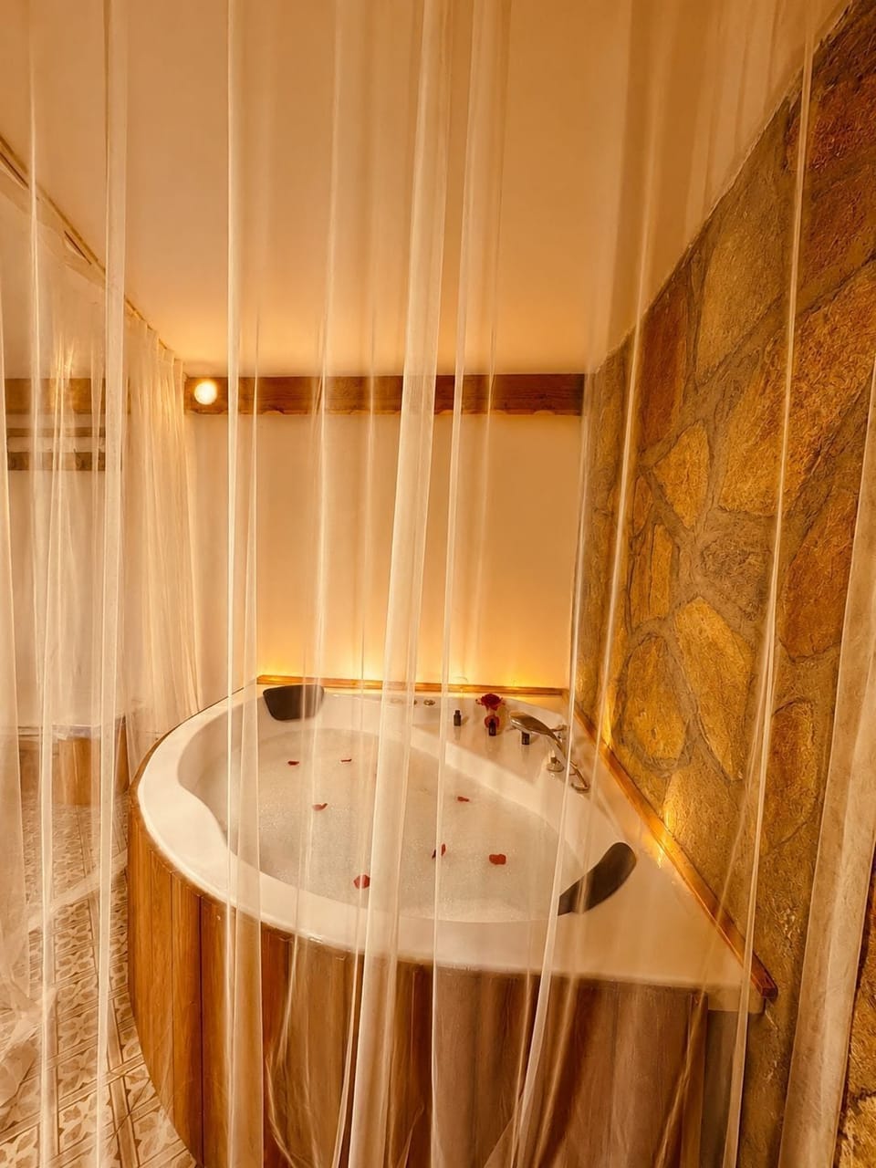 PRUVA - Deluxe Room, Courtyard View | Private spa tub