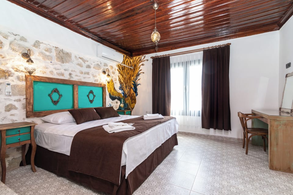 ALARGA - Deluxe Room, City View | 1 bedroom, Egyptian cotton sheets, premium bedding, desk
