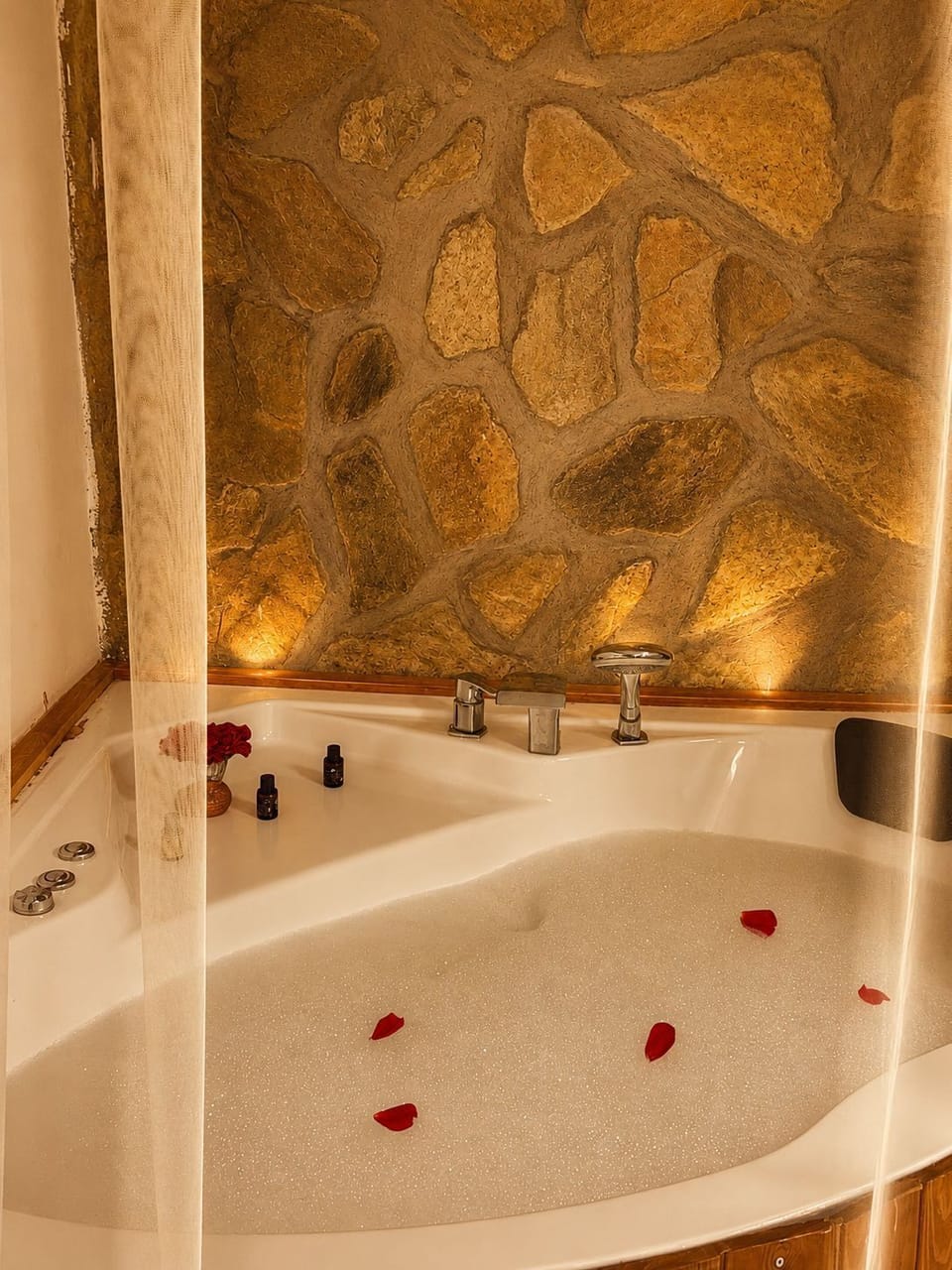 PRUVA - Deluxe Room, Courtyard View | Jetted tub