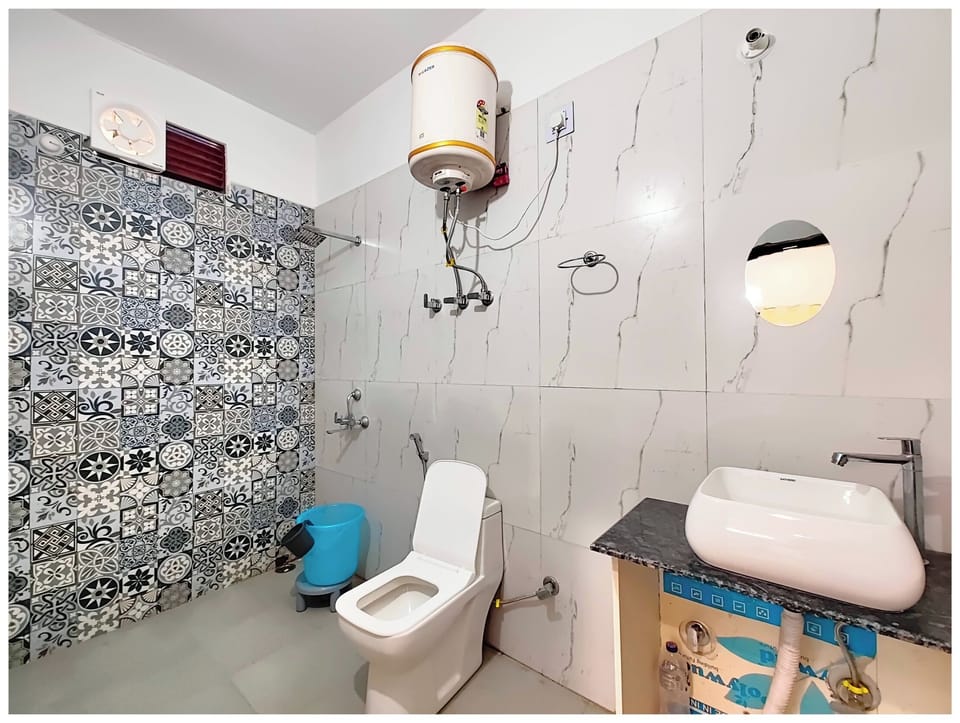 Deluxe Triple Room | Bathroom | Shower, rainfall showerhead, free toiletries, slippers