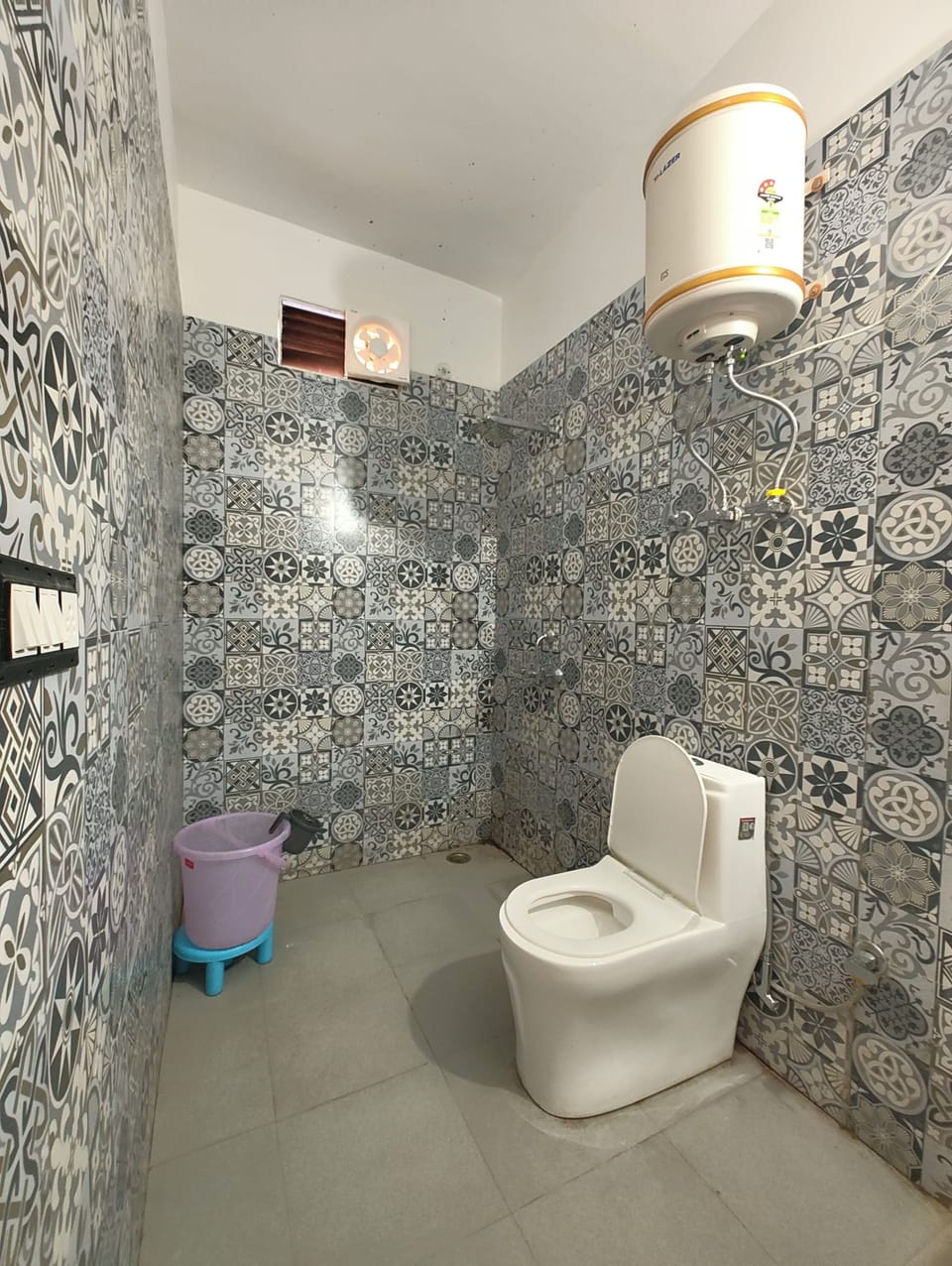 Shower, rainfall showerhead, free toiletries, slippers