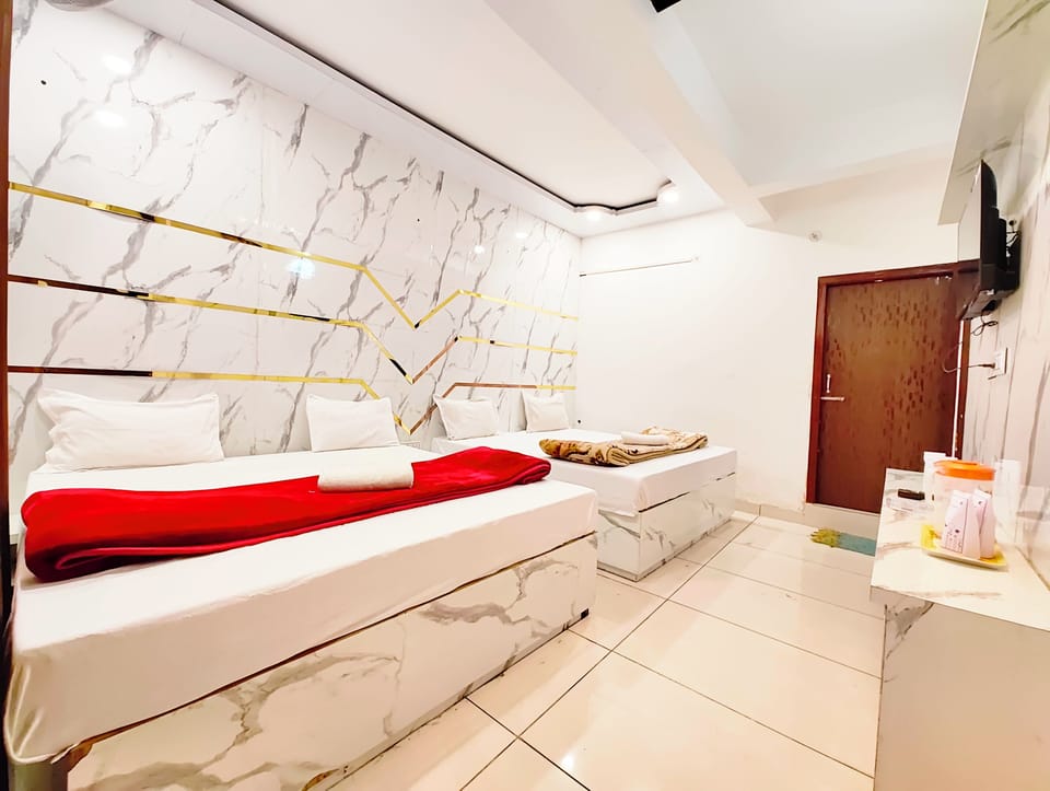 Deluxe Quadruple Room | In-room safe, soundproofing, free WiFi, bed sheets