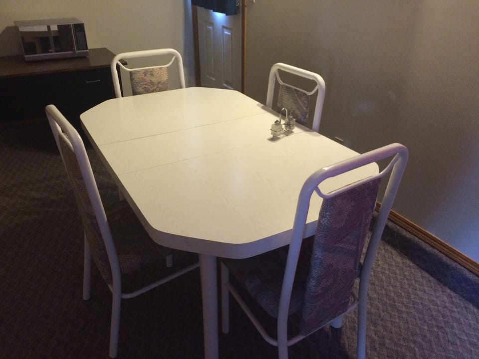 Deluxe Cabin, 2 Queen Beds, Kitchenette | In-room dining