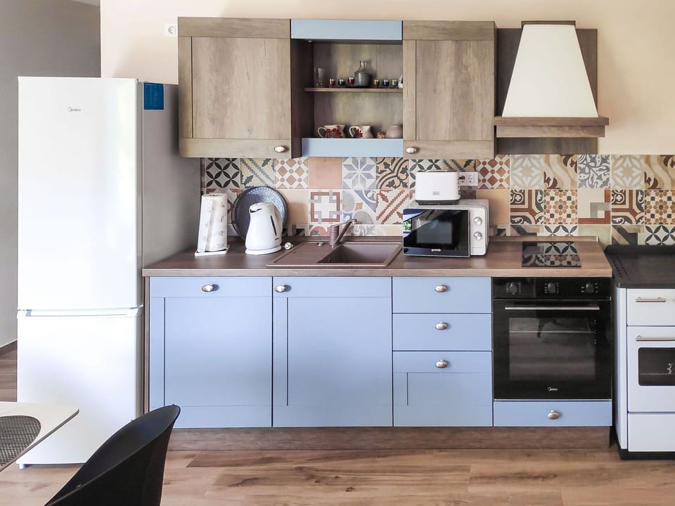 Kitchen, Kitchen Appliance, Major Appliance, Cabinetry, Furniture, Interior Design, Countertop, Flooring, Wood, Kitchen Stove