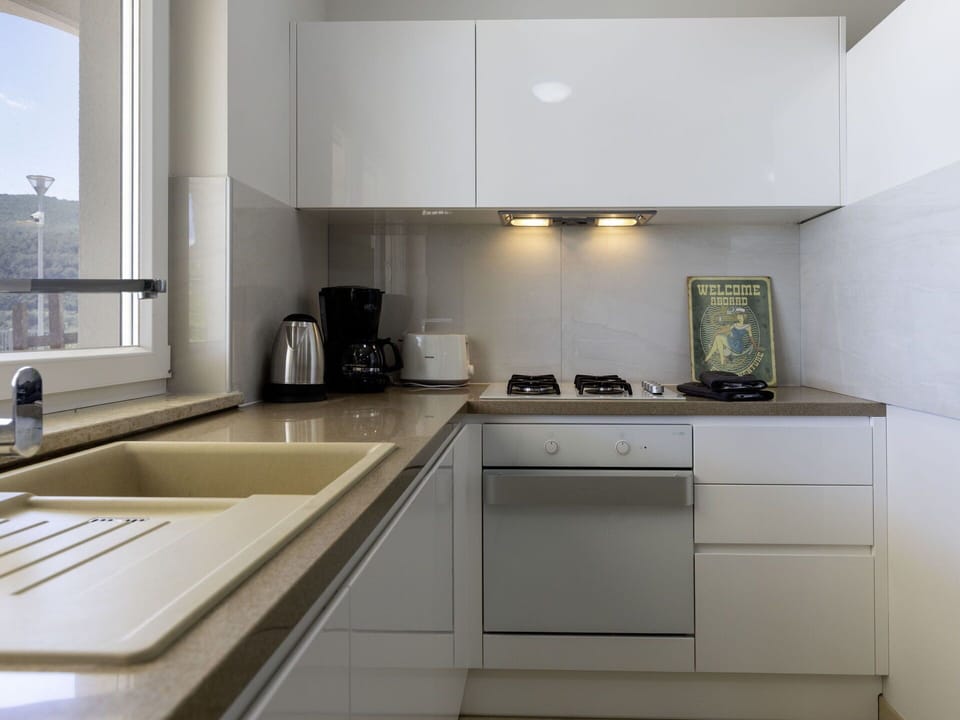 Kitchen Appliance, Kitchen, Countertop, Cabinetry, Interior Design, Major Appliance, Home Appliance, Kitchen Sink, Wood, Flooring