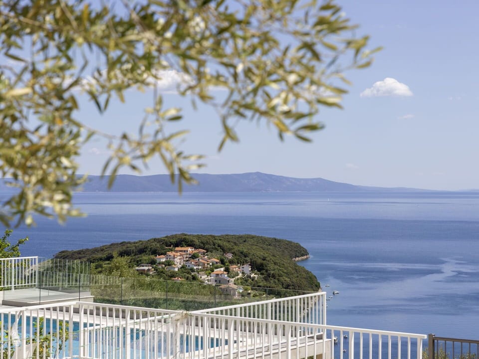 Daytime, Residential Area, Home, Estate, Balcony, Suburb, Coast, Villa, Porch