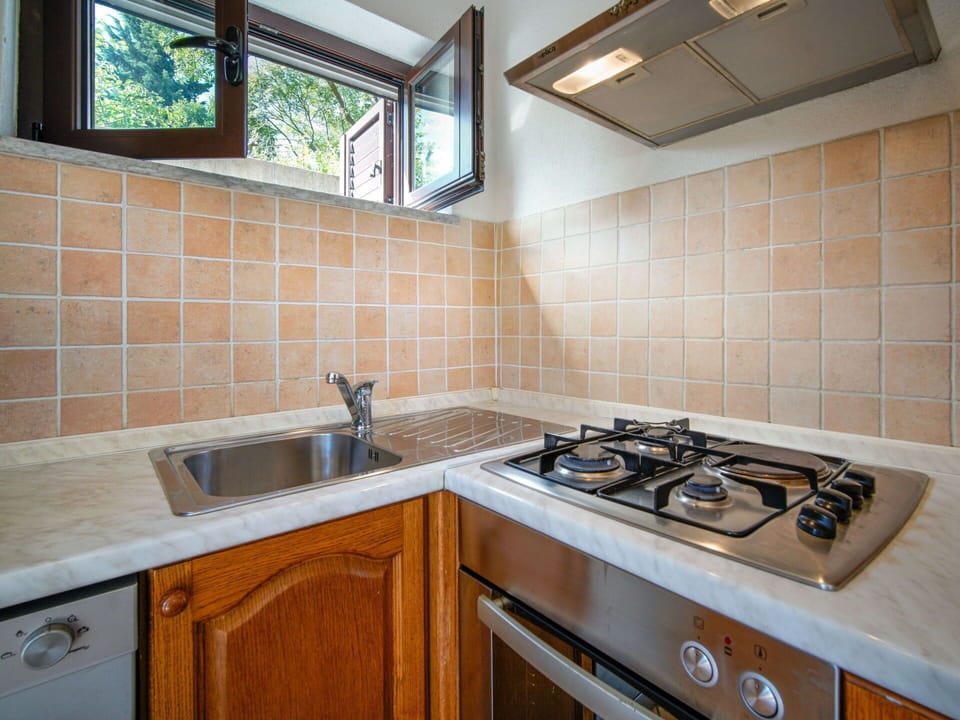 Kitchen, Kitchen Appliance, Countertop, Major Appliance, Kitchen Stove, Kitchen Sink, Stove, Gas Stove, Flooring, Cooktop