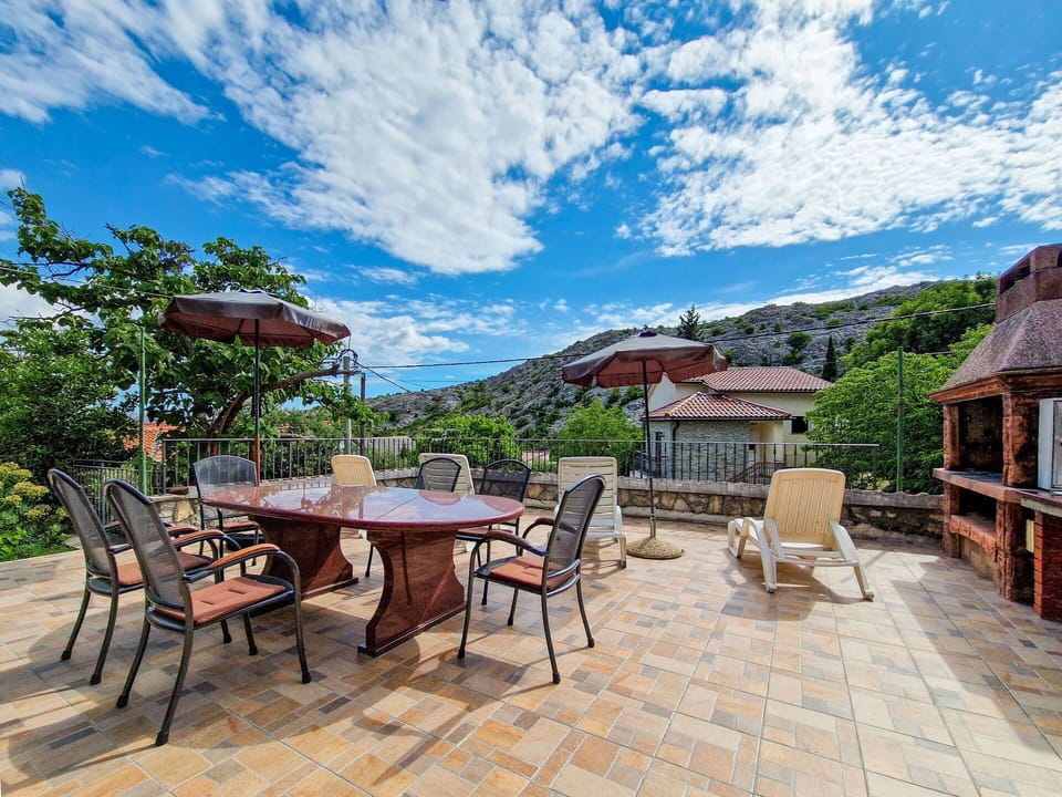 Flagstone, Shade, Eco Hotel, Courtyard, Backyard, Outdoor Structure, Villa, Tile, Patio, Resort