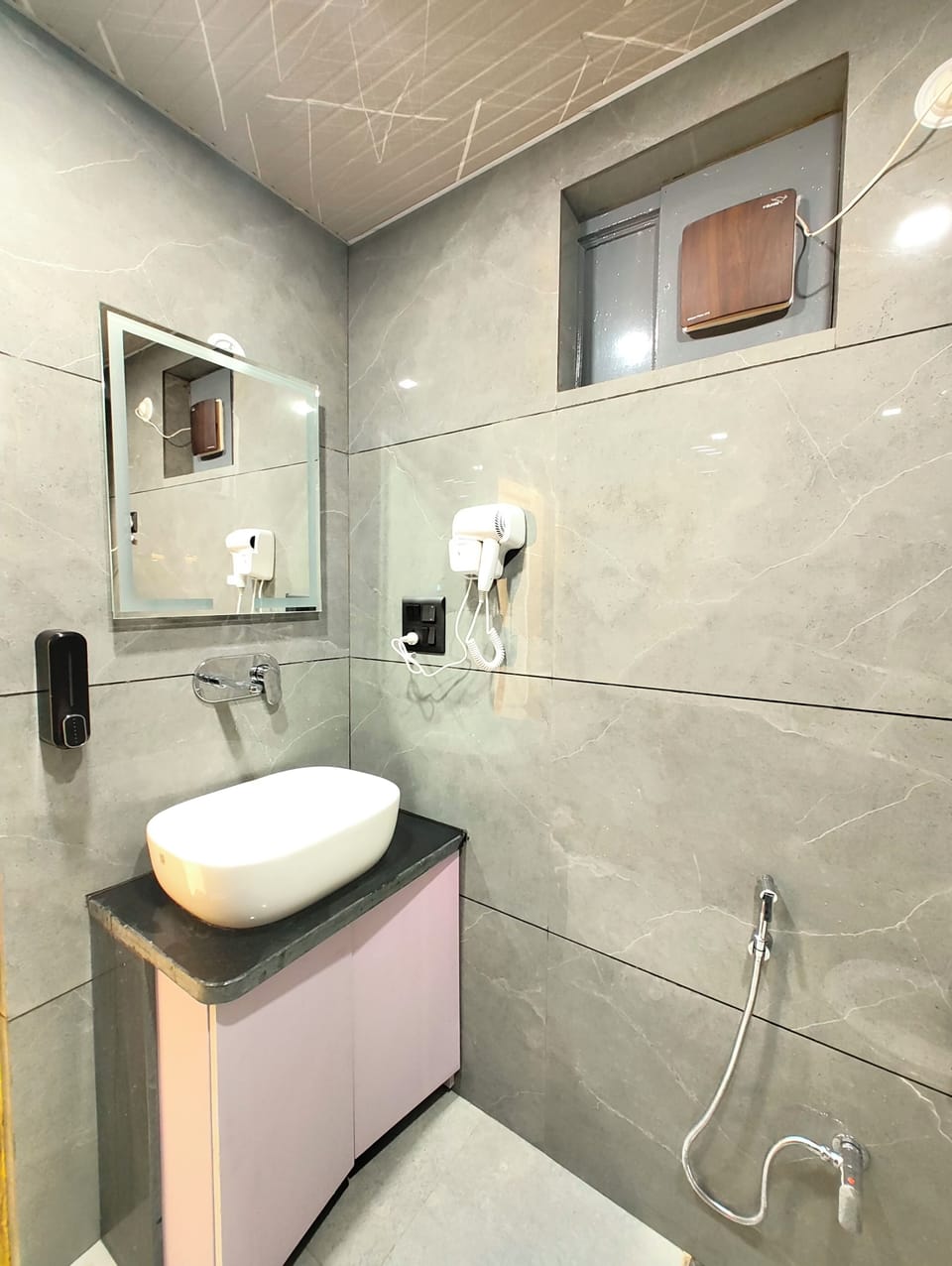 Shower, rainfall showerhead, free toiletries, slippers