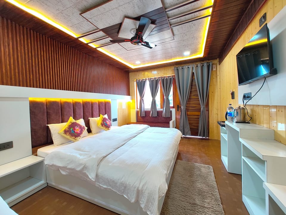 Hypo-allergenic bedding, in-room safe, desk, soundproofing