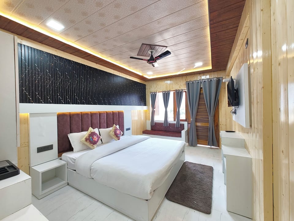 Hypo-allergenic bedding, in-room safe, desk, soundproofing