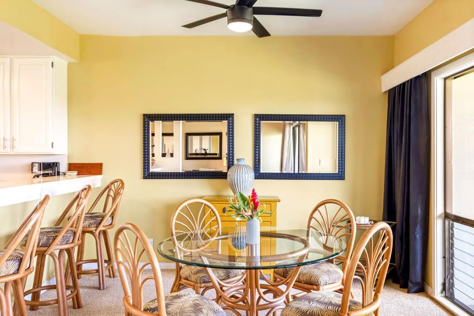 Dining area with seating for 4