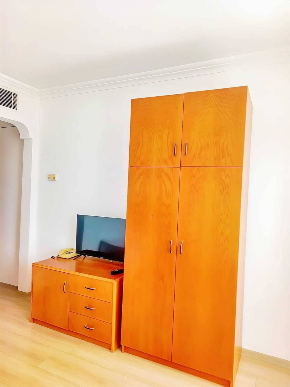 Free minibar, laptop workspace