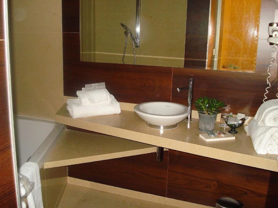 Chambre Supérieure Deluxe | Bathroom | Free toiletries, hair dryer, bathrobes, slippers
