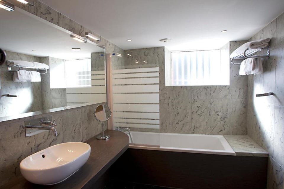 Room Pavillon Renaissance | Bathroom | Free toiletries, hair dryer, bathrobes, slippers