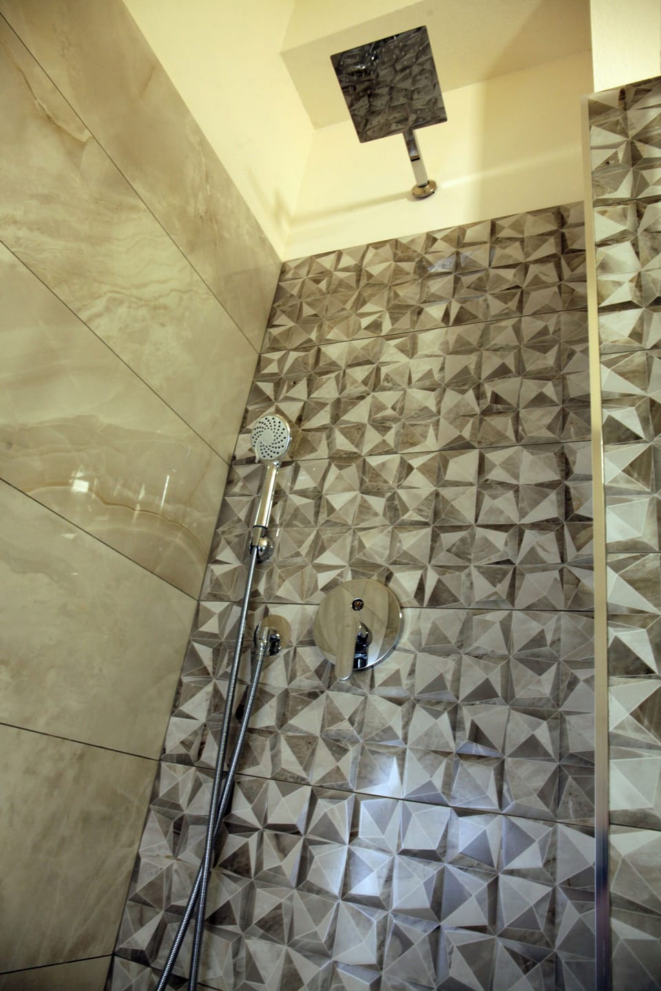 Classic Triple Room, Balcony, City View | Bathroom | Towels, soap, shampoo, toilet paper