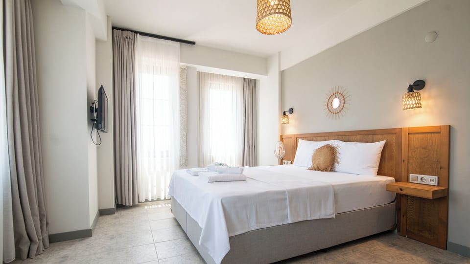 Standard Double Room, Sea View | Laptop workspace, free WiFi
