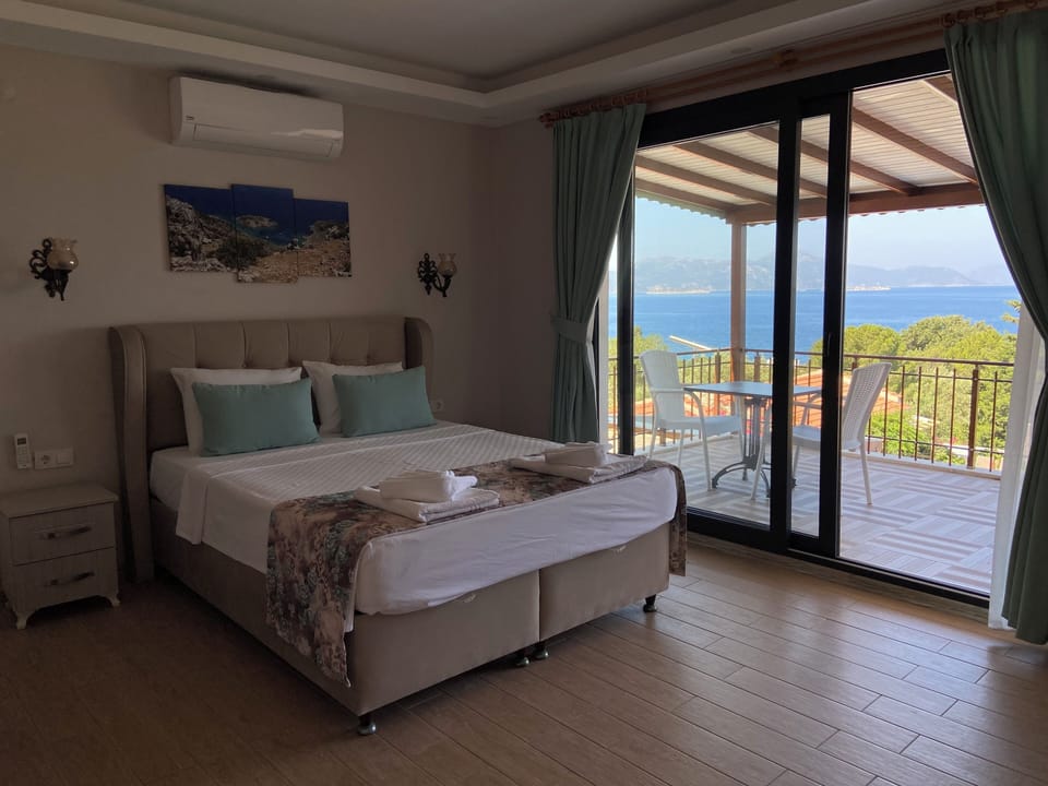 Deluxe Suite, Sea View | Laptop workspace, soundproofing, free WiFi