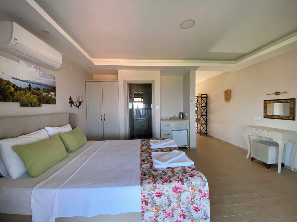 Deluxe Suite, Sea View | Laptop workspace, soundproofing, free WiFi