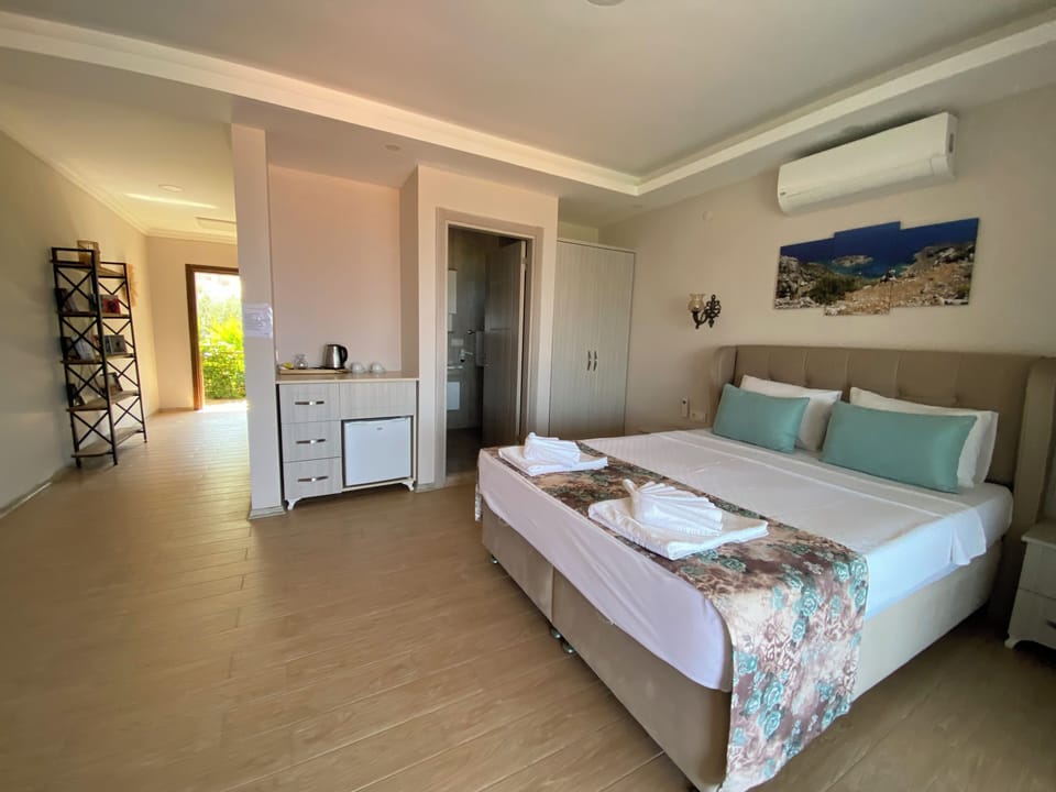 Deluxe Suite, Sea View | Laptop workspace, soundproofing, free WiFi