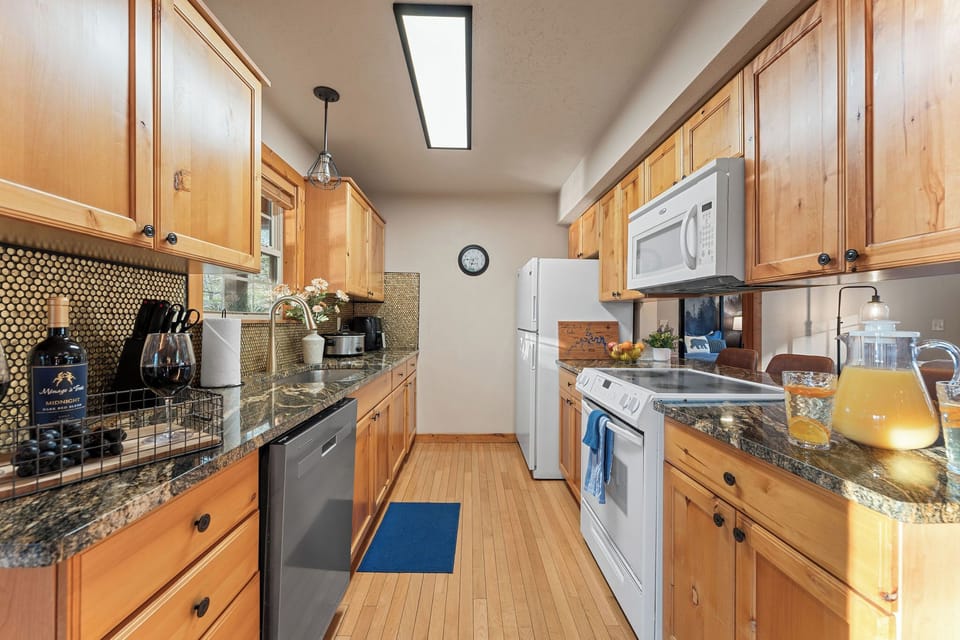 Cook with ease in this fully equipped kitchen at Relax and Renew Rentals in Branson, MO. Featuring modern appliances, ample counter space and everything you need for meals. it’s ideal for a cozy Branson getaway near Forest Lake.
