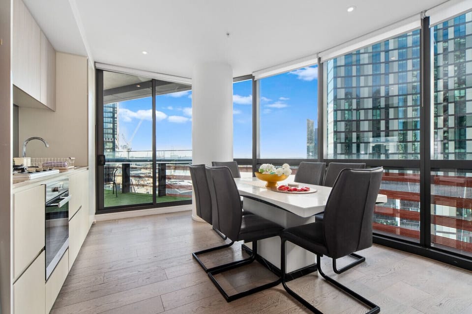Fully equipped Kitchen & 6-seater marble dining table