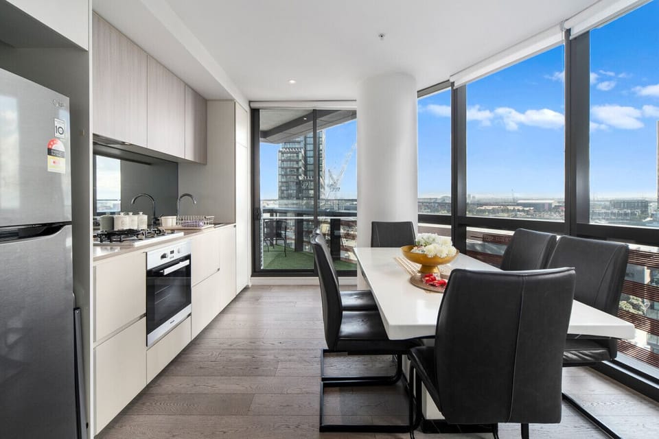 Fully equipped Kitchen & 6-seater marble dining table