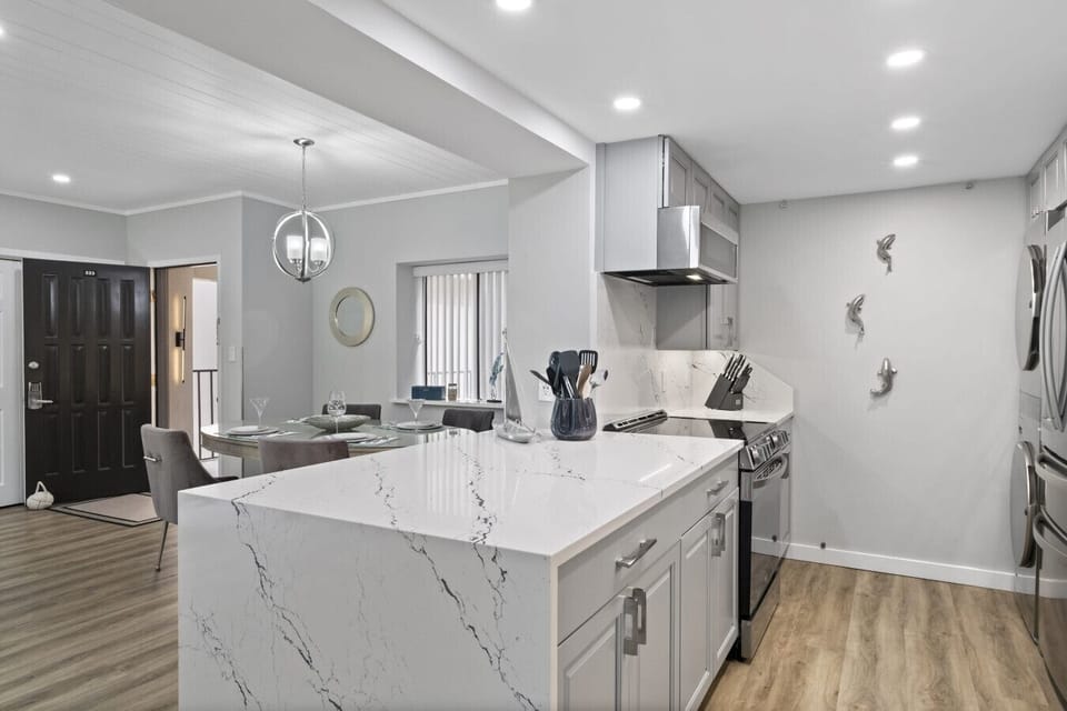 Grab, Go, Gather – Breakfast Bar & Kitchen Perfect for Busy Beach Days