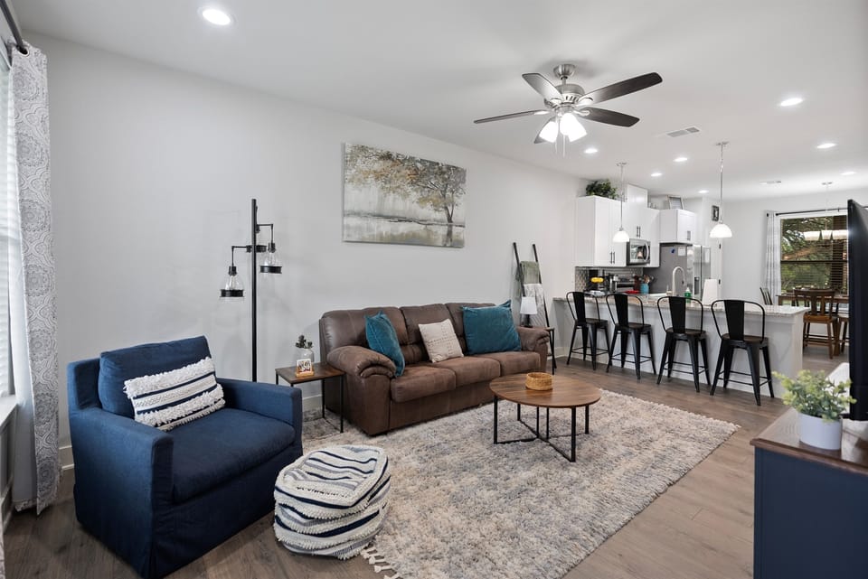 Imagine a warm and inviting living space, complete with a stylish pull-out sofa bed. This versatile feature is perfect for welcoming extra guests, ensuring everyone feels right at home. 